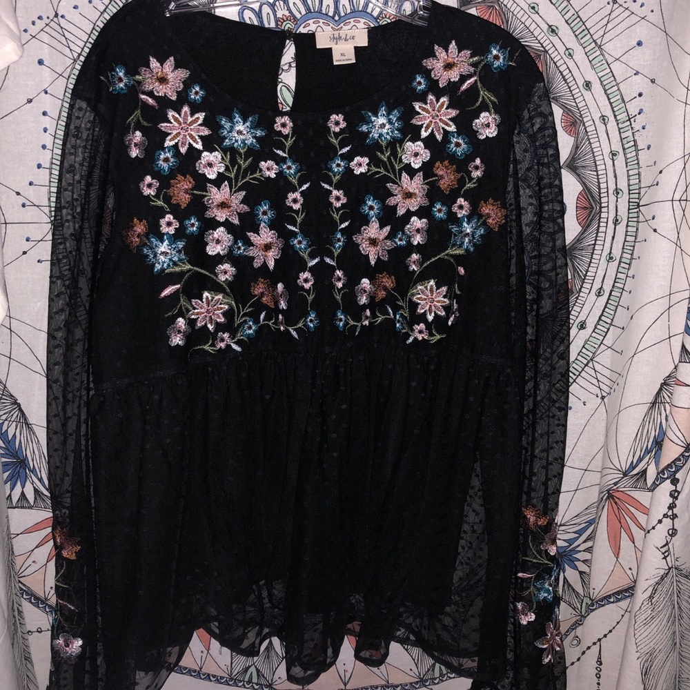 2/$12🦋 Embroidered Blouse